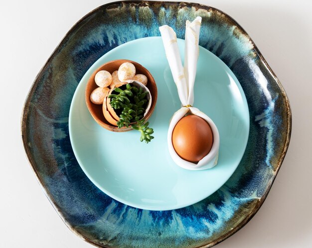 Talerz z kolorowym daniem